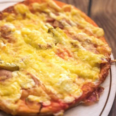 ПИЦЦА ДОМАШНЯЯ СОСИСКА/КОРНИШОНЫ/СЫР (190 Г)