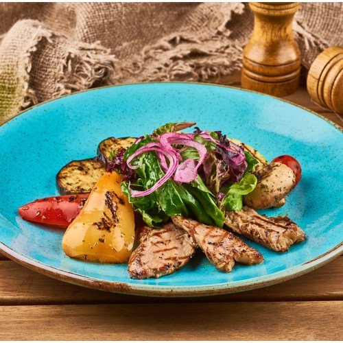 Фирменный салат-гриль из мяса с овощами от шеф-повара