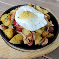 "Горячая" сковорода с курицей и купатами