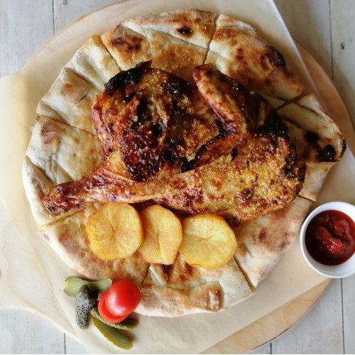 Цыпленок-гриль с овощами на фокачче