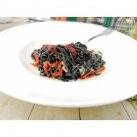 Спагетти с чернилами черной каракатицы и вялеными помидорами