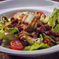 Салат теплый с овощами гриль и нежной телятиной