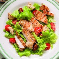 Салат тёплый с индейкой и брокколи