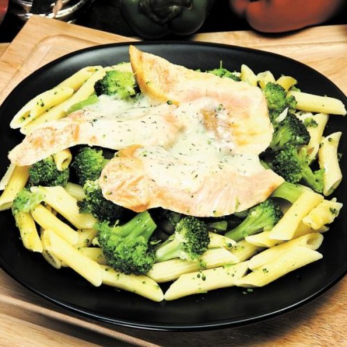 Пенне с брокколи и лососем 