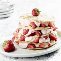 Бличики со взбитыми сливками с ягодами