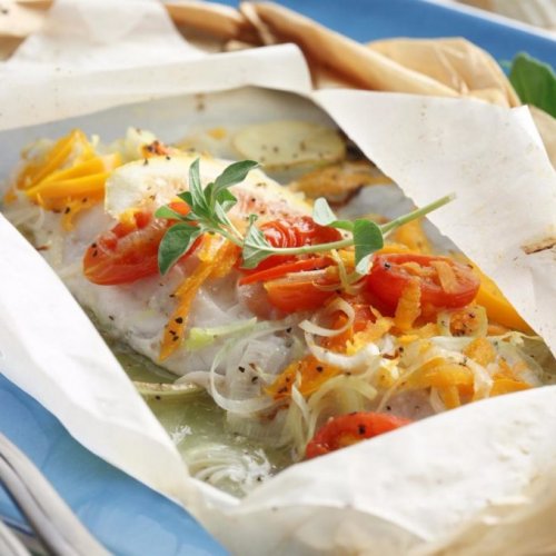 Дорадо, запеченная в пергаменте с картофелем и кабачками