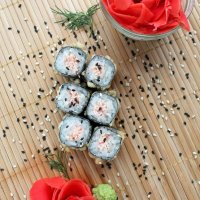 Горячий классический ролл с крабом