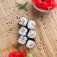 Классический ролл с лососем