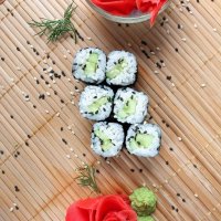 Классический ролл с огурцом