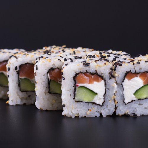 Филадельфия шудо (копченый лосось) в кунжуте