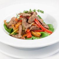 Салат с телятиной и маринованными овощами