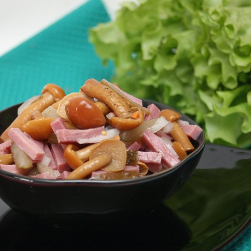 Салат с пряной говядиной и маринованными опятами