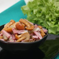 Салат с пряной говядиной и маринованными опятами