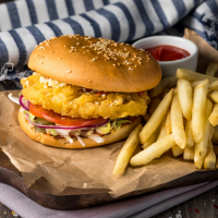 Чизбургер с курицей и картофелем фри