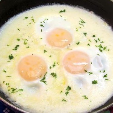 Яичница в сметане