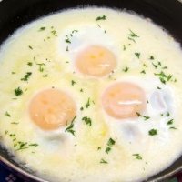 Яичница в сметане