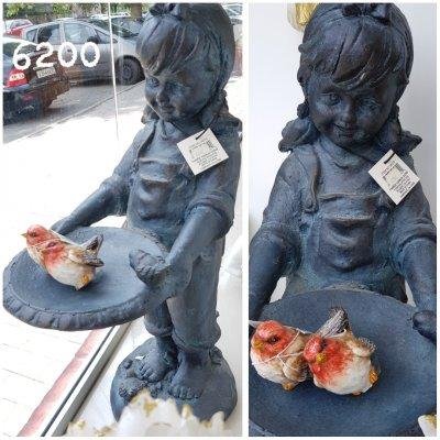 Девочка с блюдом