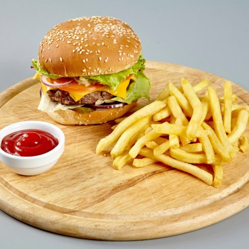 Бургер с говядиной и картофелем фри