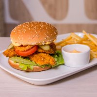 Бургер с курицей и картофелем фри