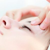 Массаж век с обработкой ресничного кроя (2 глаза)