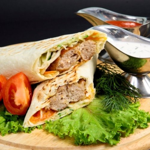 Люля-кебаб на тарелке