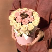 Шоколадные розы в подарочной коробке