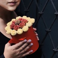 Шоколадные розы в подарочной коробке