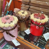 Шоколадные розы в подарочной коробке