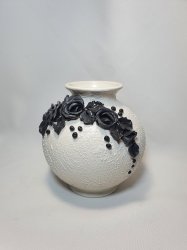 Ваза с чёрными цветами