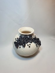 Ваза с чёрными цветами