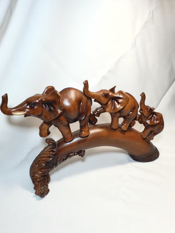 Слоны на бивне