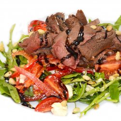 Салат с пряной говядиной и печеными овощами