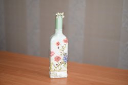 Декоративная  бутылка с цветами