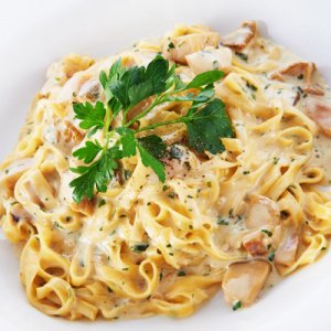 Паста Тальятелли с курицей и грибами