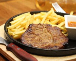 СТЕЙК СВИНОЙ С КАРТОФЕЛЕМ ФРИ