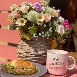 Сендвич с малосольной семгой и творожным сыром