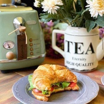 Сендвич с куриной ветчиной и соусом «Цезарь»