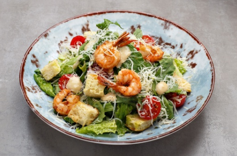 Салат Цезарь с креветками
