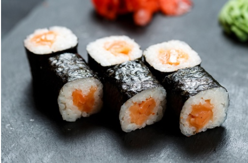 ролл с лососем