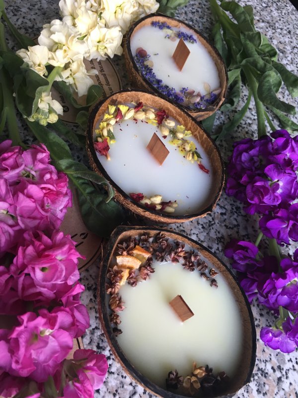 Массажные свечи в кокосовой половинке