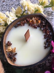 Массажные свечи в кокосовой половинке