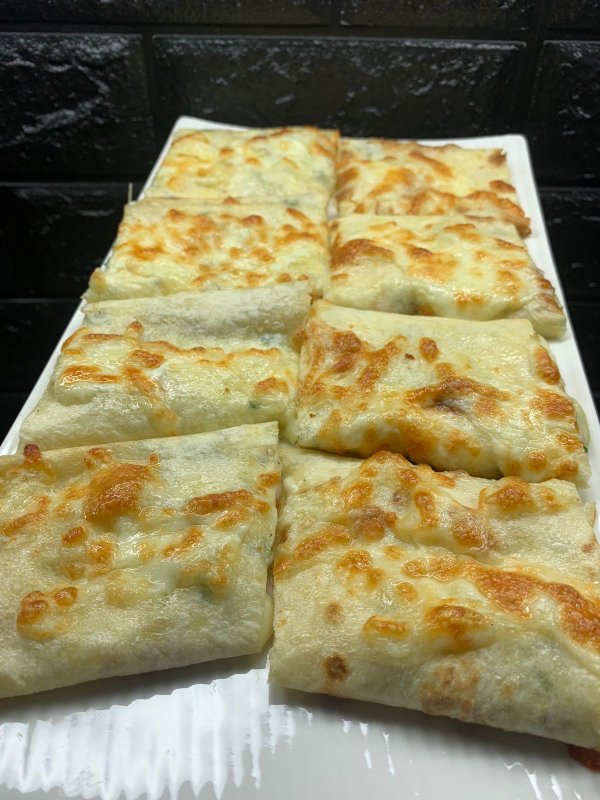 Нежный сыр с зеленью в тонкой лаваше