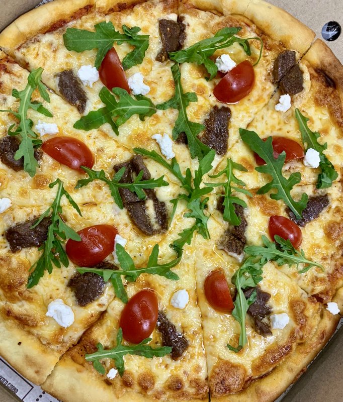 Пицца мясная с рукколой