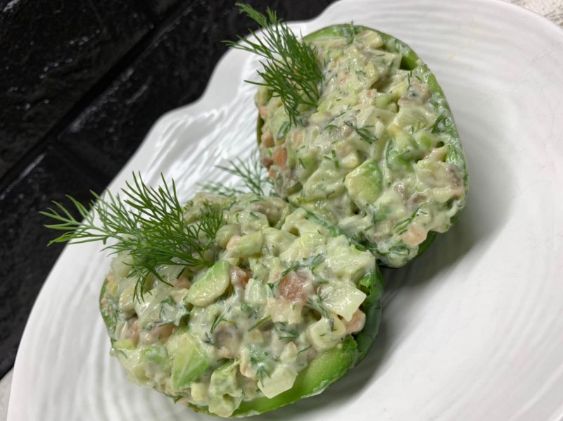 Салат в авокадо с креветками в сливочном соусе