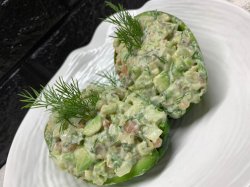 Салат в авокадо с креветками в сливочном соусе