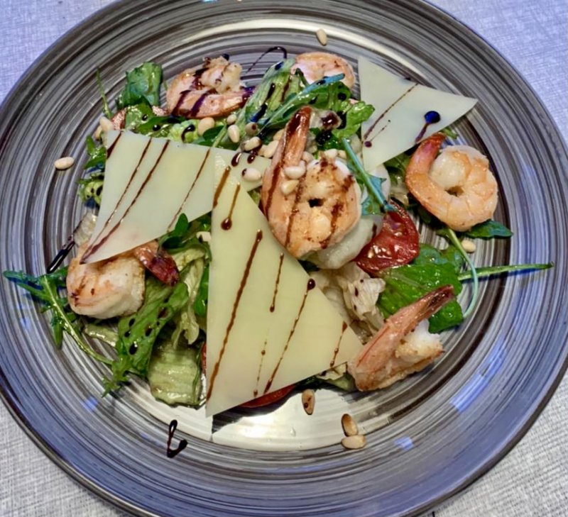 Микс с рукколой, креветками и пармезаном