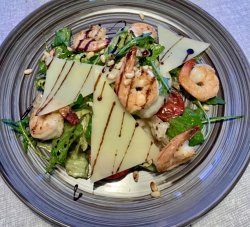 Микс с рукколой, креветками и пармезаном