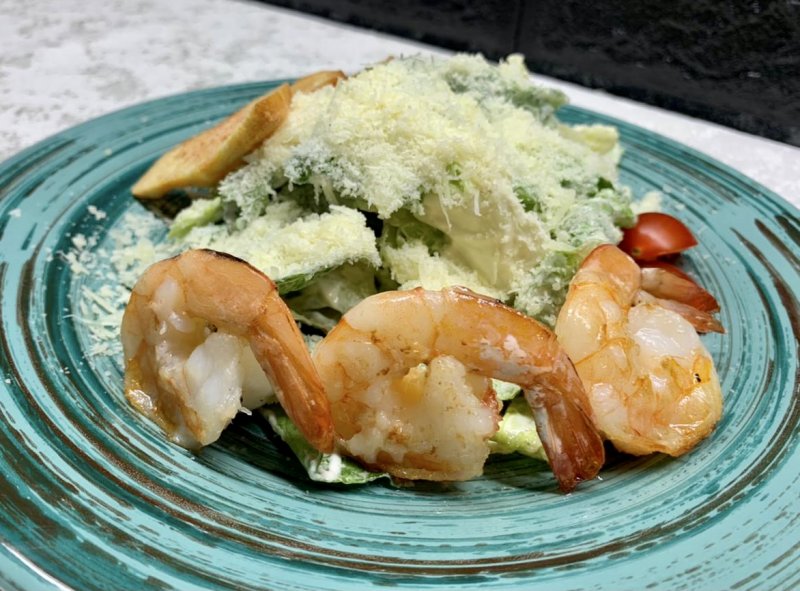 Салат цезарь с креветками