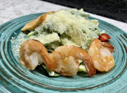 Салат цезарь с креветками