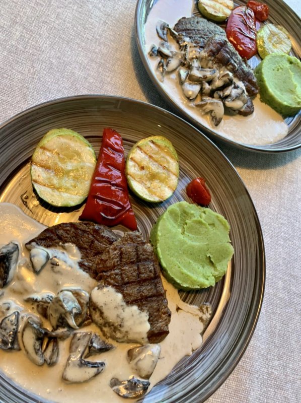 Медальоны под сливочно - грибным соусом